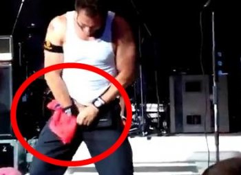 Bloodhound Gang покинула Россию после скандала с флагом в клубе "Ибица" в Одессе ("BBCRussian.com", Великобритания)