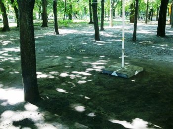 Люди Костусева сломали батуты в парке Горького