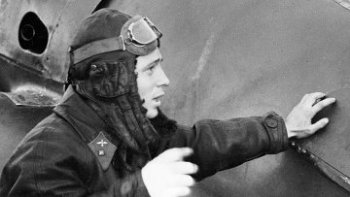 72 года назад 23-летний летчик Виктор Талалихин впервые совершил ночной воздушный таран  