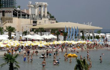Как в Аркадии спасатели обучали отдыхающих оказывать первую помощь утопающим (фото)