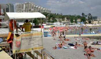 Как в Аркадии спасатели обучали отдыхающих оказывать первую помощь утопающим (фото)