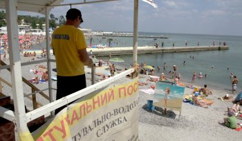 Как в Аркадии спасатели обучали отдыхающих оказывать первую помощь утопающим (фото)