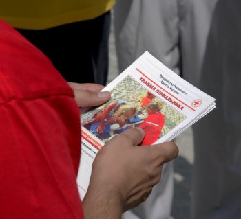 Как в Аркадии спасатели обучали отдыхающих оказывать первую помощь утопающим (фото)