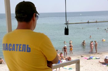 Как в Аркадии спасатели обучали отдыхающих оказывать первую помощь утопающим (фото)