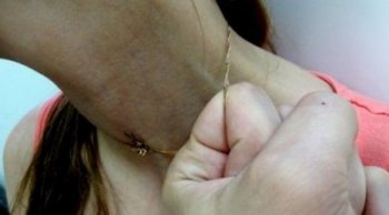 Грабитель сорвал с девушки цепочку на 10 тысяч