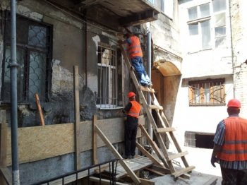 Завершается восстановление стены аварийного дома на ул. Садиковской в Одессе