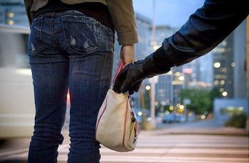 Восемь тысяч долларов похитил «карманник» у 35-летней одесситки