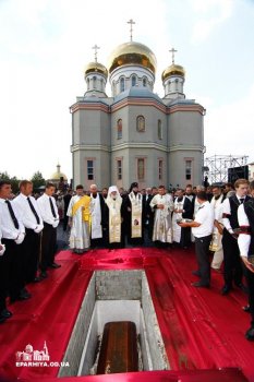 Митрополит Агафангел совершил чин погребения В.Л.Добрянского