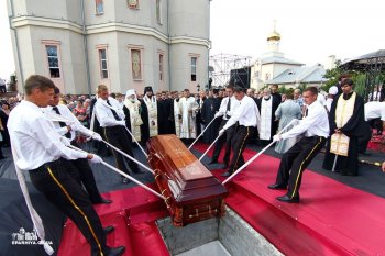 Митрополит Агафангел совершил чин погребения В.Л.Добрянского