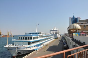В Одесский порт синхронно зашли лайнеры Pacific Princess и Silver Spirit