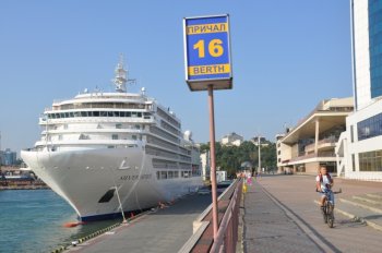 В Одесский порт синхронно зашли лайнеры Pacific Princess и Silver Spirit