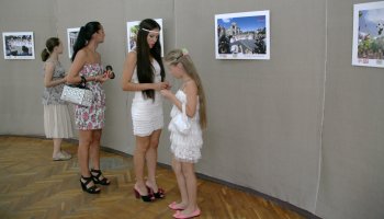 В музее западного и восточного искусства работает выставка к пятилетию парада невест