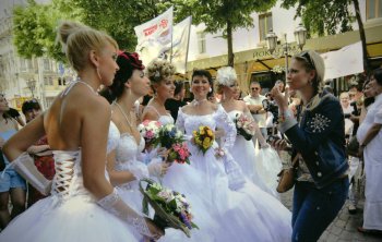 В музее западного и восточного искусства работает выставка к пятилетию парада невест