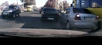 ДТП на Люстдорфской: Mercedes протаранил три авто и скрылся (видео)