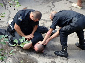 На Адмиральском проспекте одессит расправился с двумя земляками