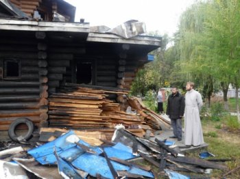 В Киеве подожгли православный храм Трех святителей (фото)