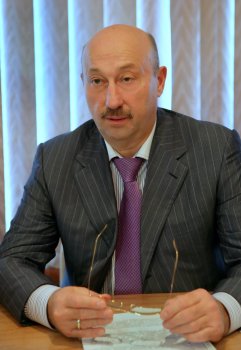 В доходах и сборах