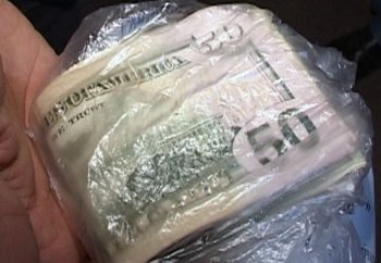 Чиновница получила 1000 долларов США за подтверждение гражданства