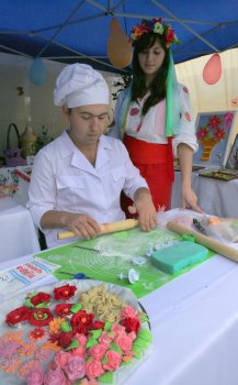 На Куликовом поле работает выставка–ярмарка учащейся молодежи (фото)
