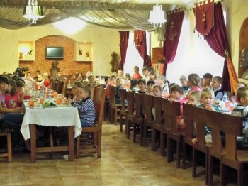 Депутаты Партии регионов собрали в школу сто первоклашек Пересыпи