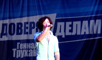 День города в Суворовском районе: Поет финалист ШОУ "Х-Фактор" Дмитрий Сысоев