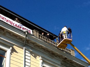 Сегодня мэру  не дали сломать очередное здание в центре города