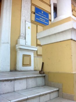 Сегодня мэру  не дали сломать очередное здание в центре города