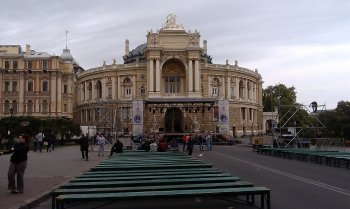 У Оперного перекрыто движение: Монтируется сцена