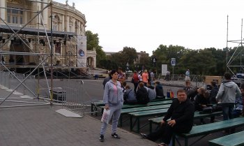 У Оперного перекрыто движение: Монтируется сцена