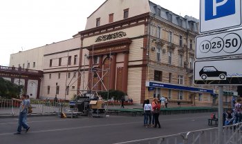 У Оперного перекрыто движение: Монтируется сцена