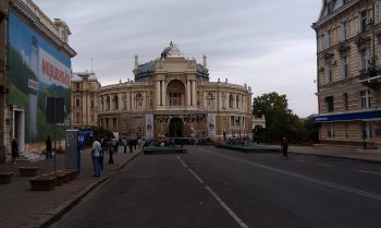 У Оперного перекрыто движение: Монтируется сцена