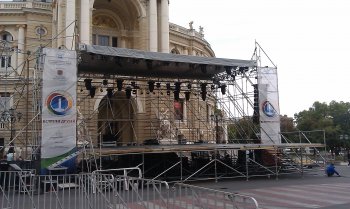 У Оперного перекрыто движение: Монтируется сцена