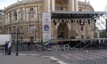 У Оперного перекрыто движение: Монтируется сцена