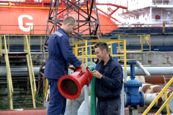 В нефтегавани ОМТП пришвартовался первый танкер с сырьем для Одесского НПЗ