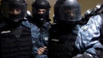 Бойцы "Беркута" нейтрализовали бомжа, который отобрал телефон у школьника