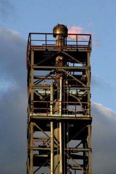 Факел над Одесским НПЗ: Завод возобновляет свою работу (фото)