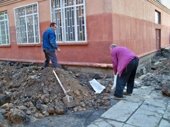 Восстановить водоснабжение школы №44 помог депутат Евгений Гофман (фото)