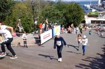Сегодня народ бегал по Потемкинской лестнице