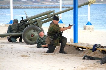 Военно-историческая реконструкция собрала детей в "Молодой гвардии" (фото)