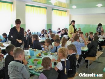 Медики рекомедуют кормить школьников горячими завтраками