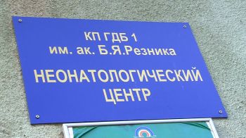 Младенец пять часов пролежал под кустом в парке, но... выжил