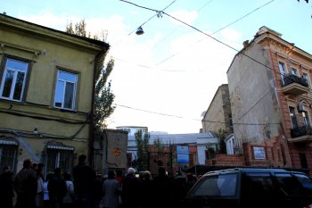 Горожане вновь отстаивают Дом-стену (фото)