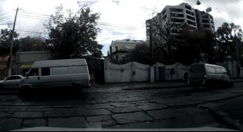 На Французском бульваре мужчина бросился под машину
