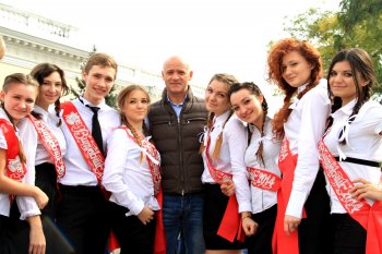 Одесситы поздравили педагогов Украины с Днем учителя