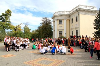 Одесситы поздравили педагогов Украины с Днем учителя
