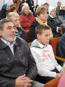 Евгений Гофман пожелал бодрости духа седовласым обитателям микрорайона Шевченко-3