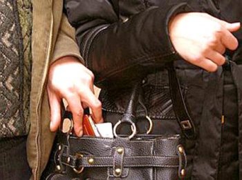 Типичная кража в одесской маршрутке: для «карманника» - мало, для пенсионерки - много 