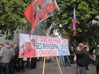 Мэрию окружили одесситы