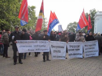 Мэрию окружили одесситы