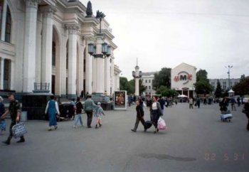 Одесские "леди" охотятся за мужчинами на Привокзальной площади